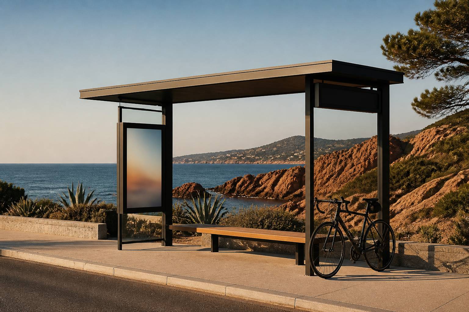 Abribus moderne au bord d'une avenue du littoral avec un vélo