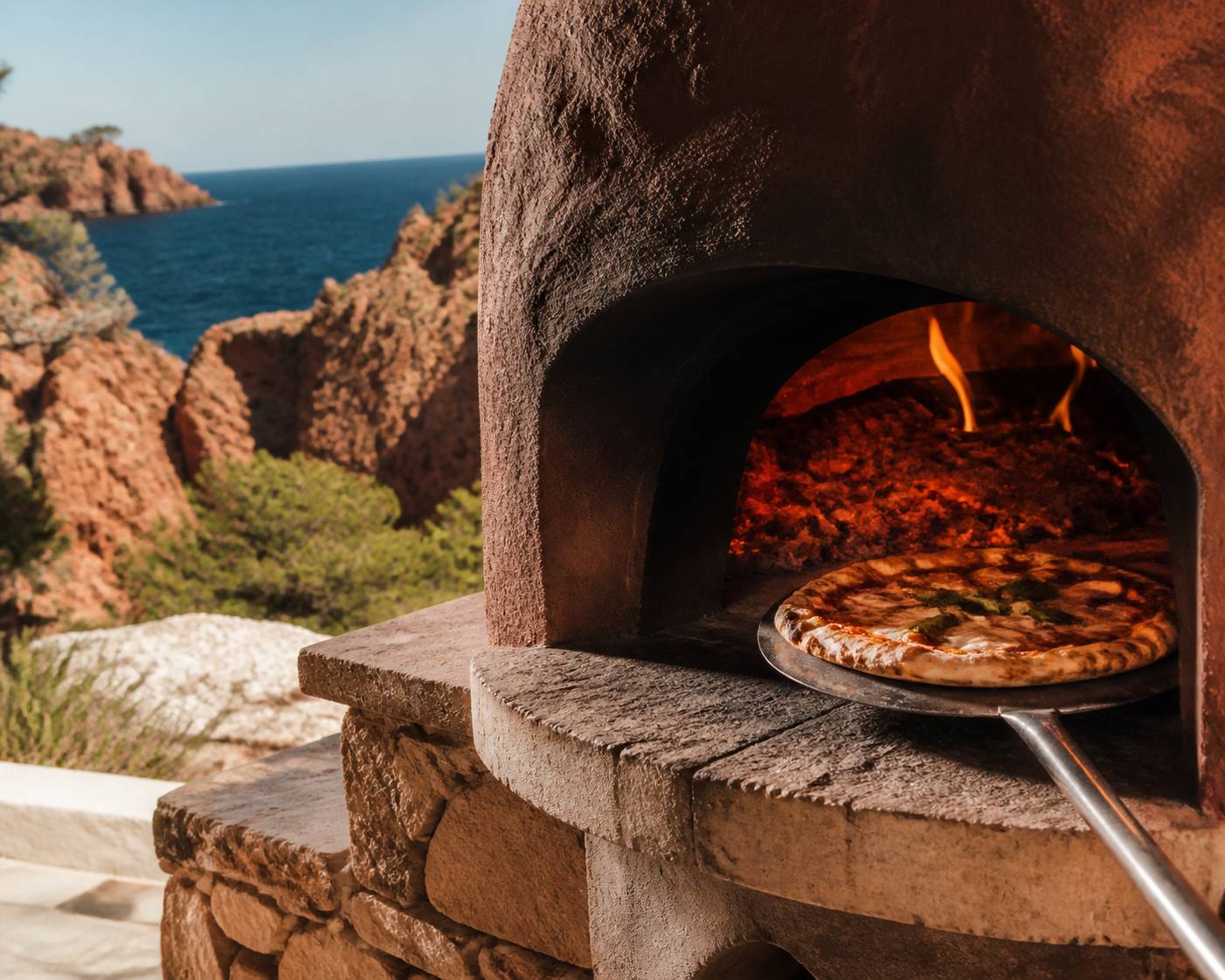 Four à bois ouvert avec une pizza à pâte fine en cuisson