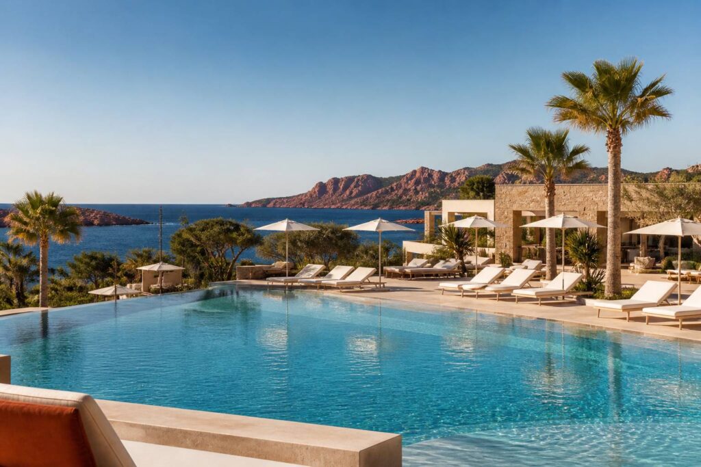 Piscine turquoise avec transats blancs et palmiers