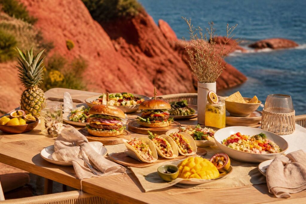 Table de restaurant avec burgers, tacos et salades colorées
