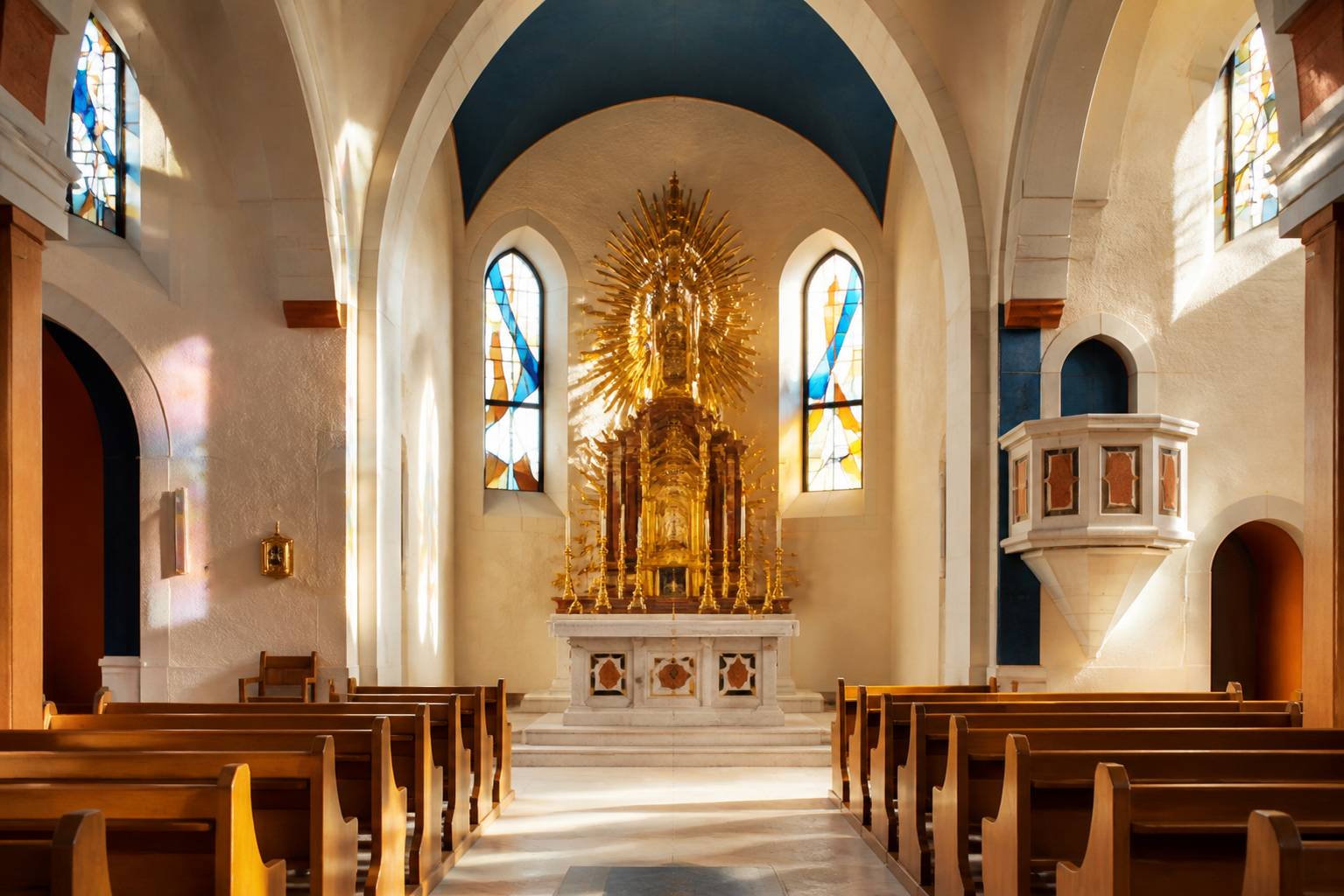 Retable doré sur l'autel avec lumière chaude traversant les vitraux