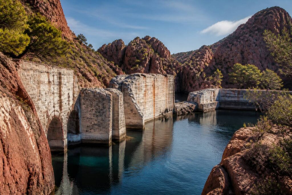 Ruines d'un barrage dans une gorge de roche rouge méditerranéenne