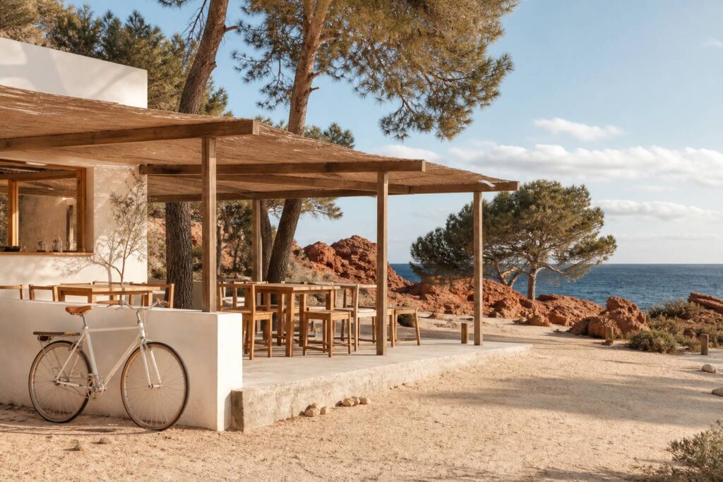 Petit snack de plage avec une terrasse ombragée et un vélo garé à proximité